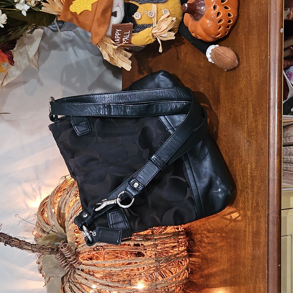 Coach Black Women's Bag EUC - Picture 2 of 10